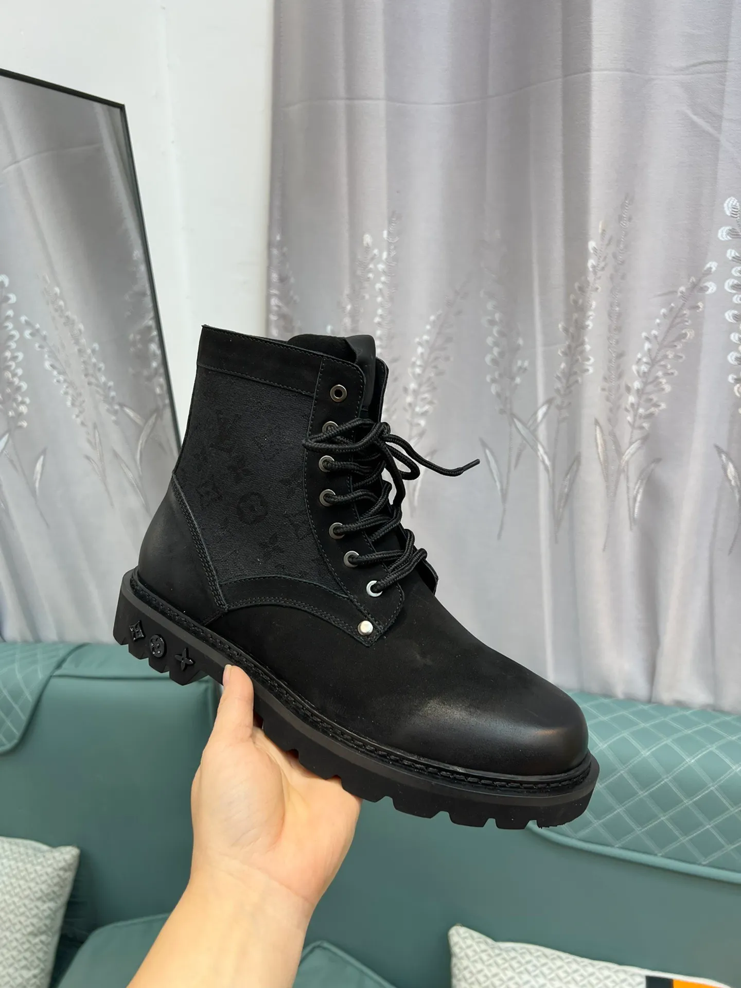 Men's shoes 💰920 L Home - the latest LV men's business casual boots, luxury and nobility are a must. They are all made of imported original first-layer cowhide, just to create a more comfortable wearing experience. ➕Top imported water-dyed full cow lining, original high wear-resistant outsole! 👏👏 Size: Male 39-44; (38 45 46 customized)